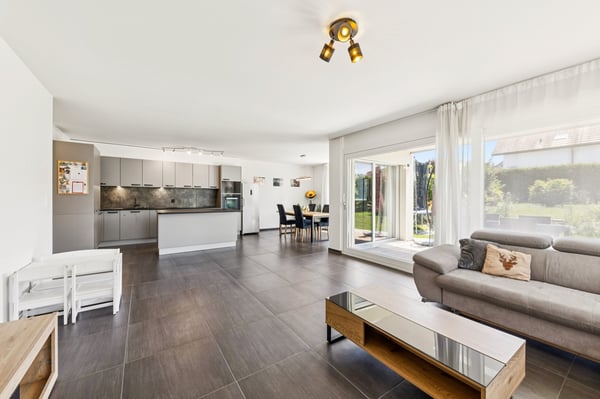Magnifique appartement de 4.5 pièces avec terrasse et jardin à vendre à Rossens 2