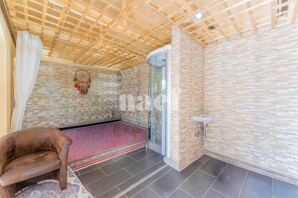 Villa contemporaine avec logement indépendant à vendre à Bourguillon 11