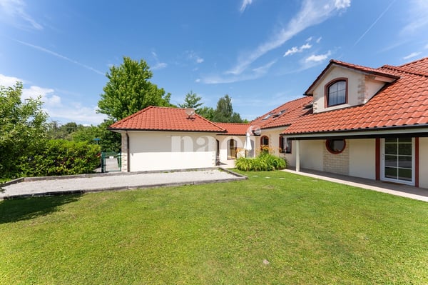 Villa contemporaine avec logement indépendant à vendre à Bourguillon 12