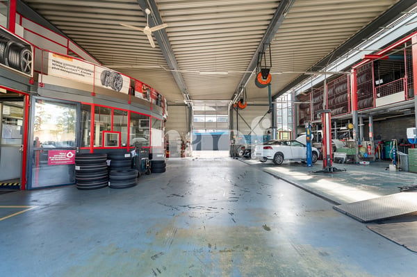 Garage avec réception, atelier et espaces de stockage à vendre à Givisiez 6
