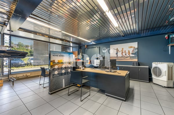 Garage avec réception, atelier et espaces de stockage à vendre à Givisiez 3