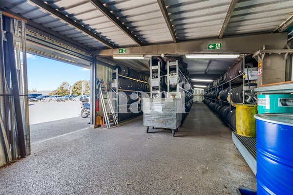 Garage avec réception, atelier et espaces de stockage à vendre à Givisiez 11