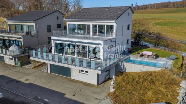 Wunderschönes 7-Zimmer-Einfamilienhaus mit freier Aussicht auf die Landschaft und beheiztem Pool in St. Ursen zu verkaufen 1