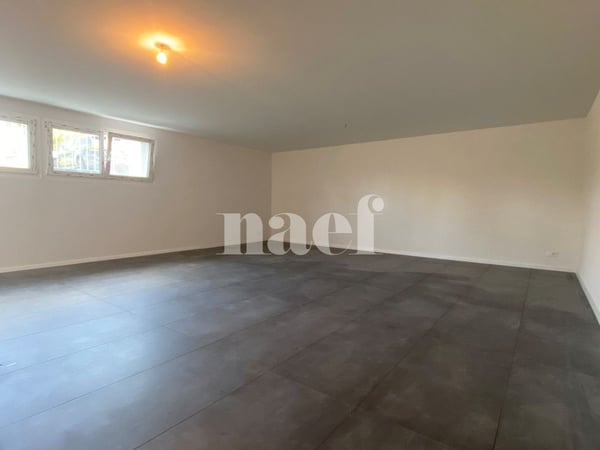 Dépôt, 1er sous-sol, 61m2, avec salle de douche à Dompierre ! 2