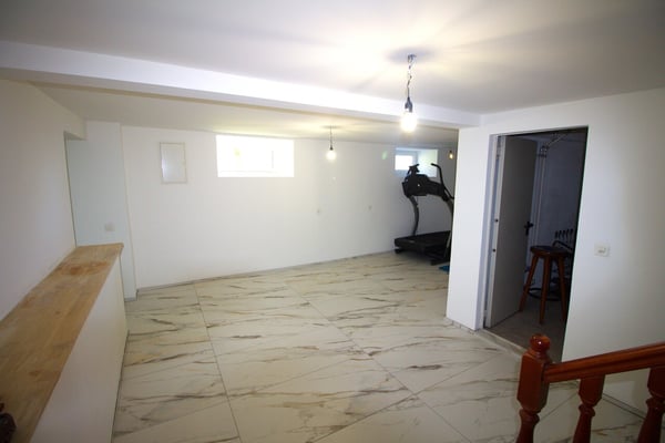 Spacieuse - Rénovée à neuf - Emplacement central- 6