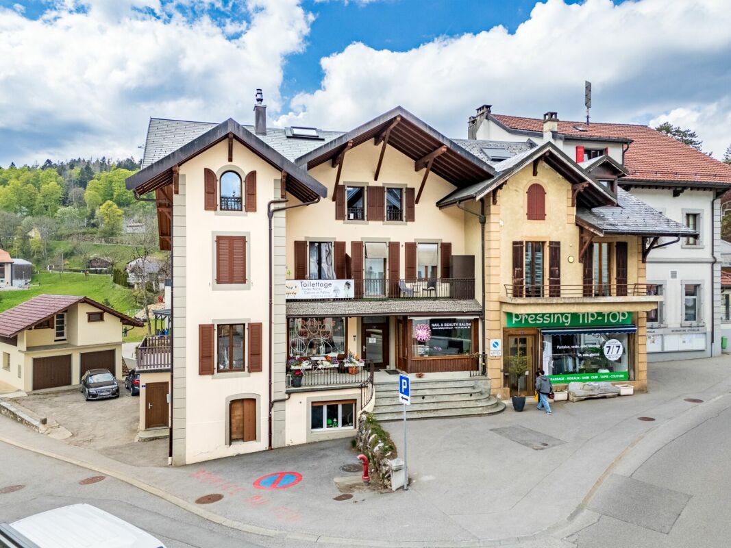 Immeuble mixte au coeur du village