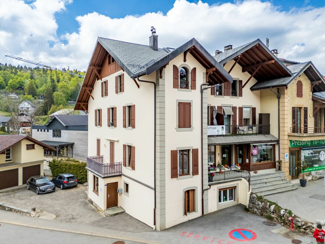 Immeuble mixte au coeur du village
