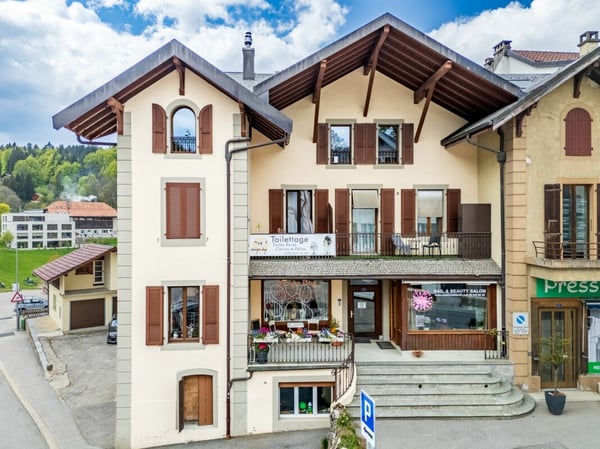 Immeuble mixte au coeur du village 2