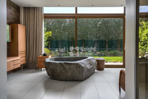 Luxe, discrétion et prestations d'élite. 11