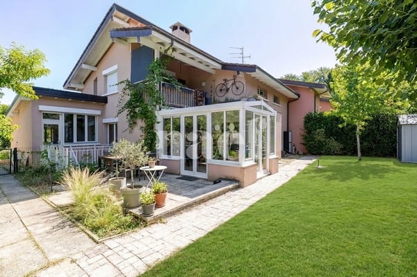 Maison avec deux appartements à Vessy