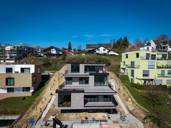 Exklusive und hochwertige 4.5-Zimmer-Terrassenwohnung - Ihr Traumdomizil mit Teilseesicht in Uerikon 1