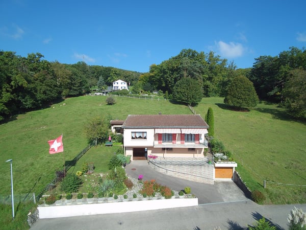 Charmantes Einfamilienhaus an guter, sonniger Lage mit grossem Garten und wunderbarer Weitsicht