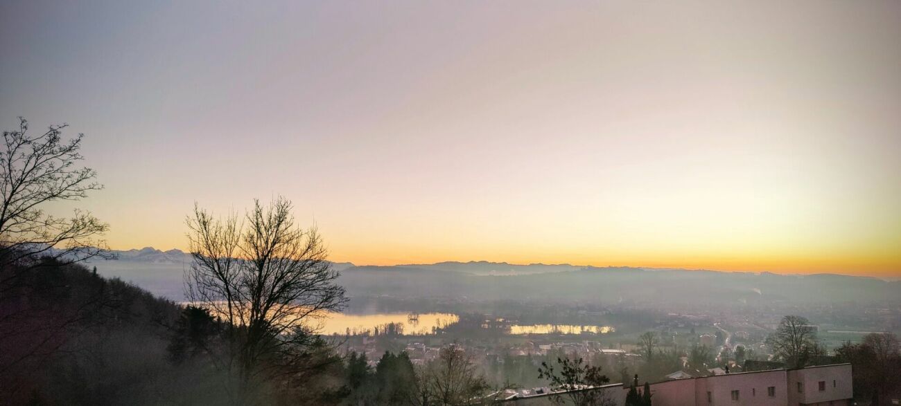 Bild Grosszügige Gartenwohnung im Eigentumsstandard mit See und Bergpanorama
