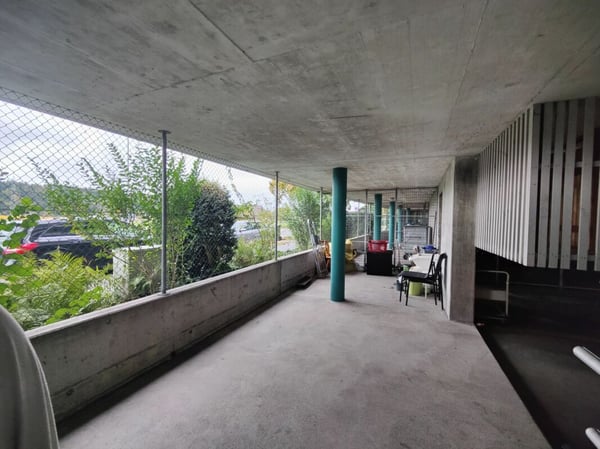 Einstellhallenplatz mit zusätzlichem Vorplatz an zentraler Lage 2