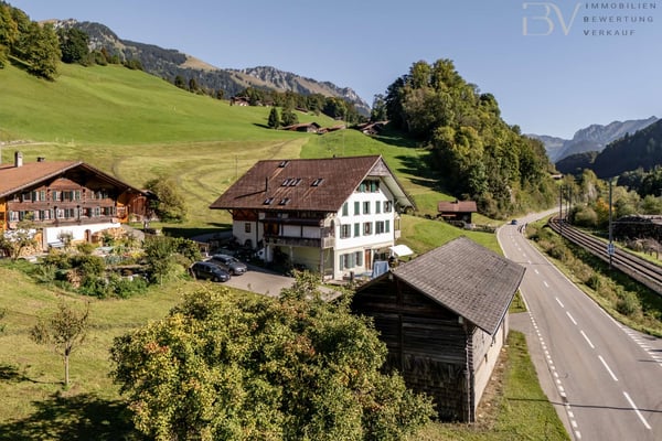 3-Familienhaus mit Scheune 4