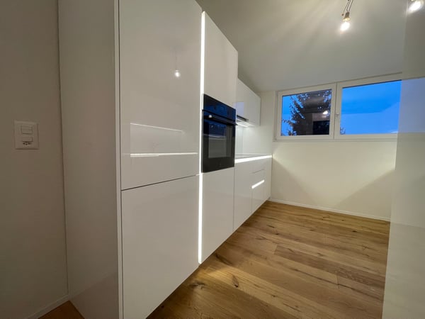 TOP MODERNE 2.5 ZIMMER DACHWOHNUNGEN IM RUHIGEN WOHNQUARTIER ZU VERMIETEN