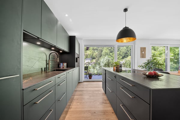 Zeitlose Eleganz - Neuwertige 3.5 Zimmerwohnung mit Terrasse 1
