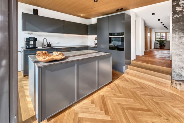 Traditionelles Holzhaus mit modernem Glasanbau - Wohnen auf 8 Zimmern 2