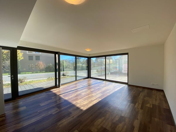 Attraktive Gewerbeeinheit im Erdgeschoss mit grosser Schaufensterfront 1