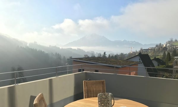 Helle 5.5-Zimmer-Wohnung mit Pilatusblick in Adligenswil 1