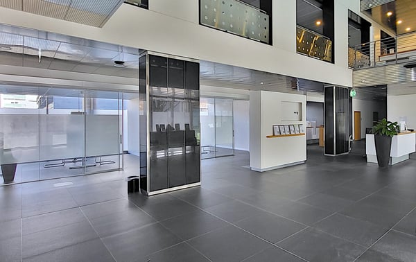 EG-Verkaufsfläche direkt bei der Bushaltestelle! 3