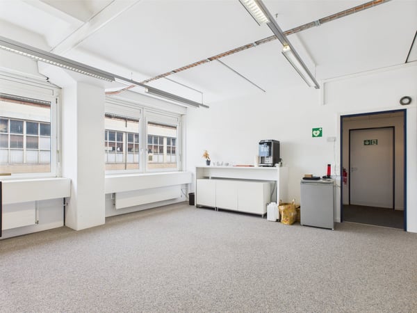 350m2 helle Gewerbefläche mit integrierten Büros 5
