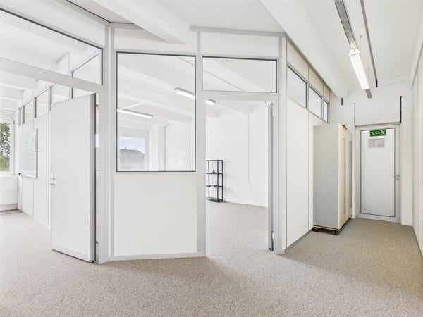 350m2 helle Gewerbefläche mit integrierten Büros 16