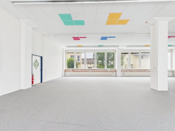 Luftige und helle Bürofläche im Erdgeschoss in Murten 3