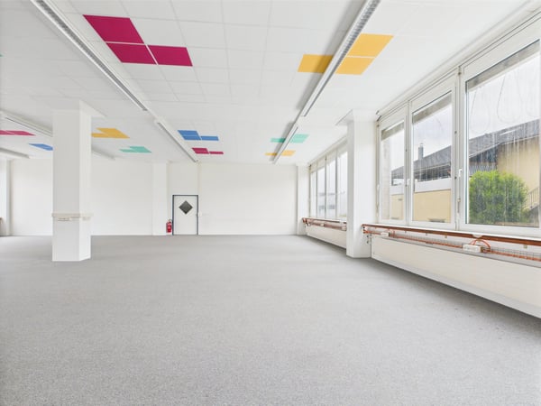Luftige und helle Bürofläche im Erdgeschoss in Murten 9
