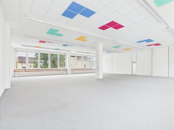 Luftige und helle Bürofläche im Erdgeschoss in Murten 1