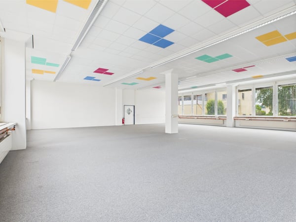 Luftige und helle Bürofläche im Erdgeschoss in Murten 8