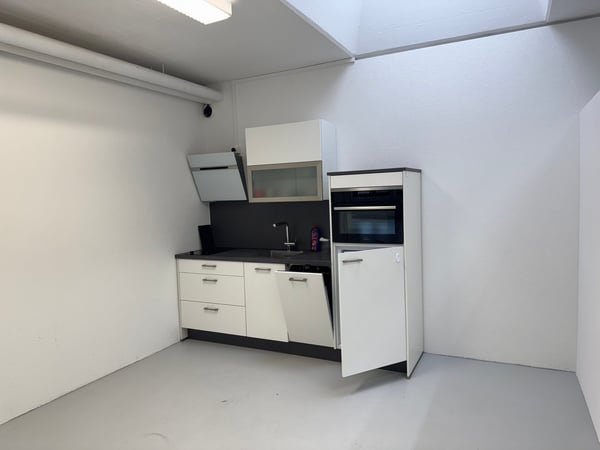 810m2 Moderne Gewerbefläche mit Laderampe 9