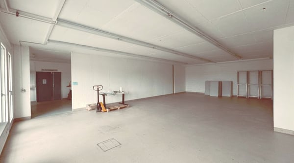 Gewerbe- & Lagerfläche (147 m²) mit ebenerdiger Anlieferung und grossem Warenlift 2