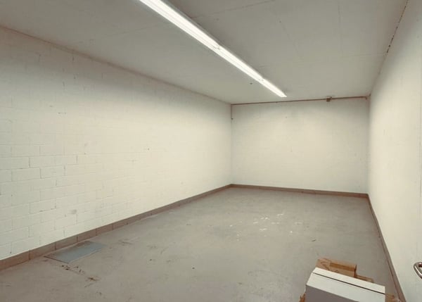 Gewerbe- & Lagerfläche (147 m²) mit ebenerdiger Anlieferung und grossem Warenlift 6