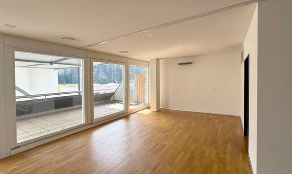 Exklusive & lichtdurchflutete Gewerbe-/Bürofläche (173 m²) mit 2 Terrassen in Schindellegi 4