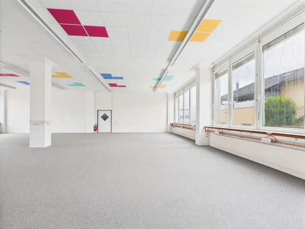 Luftige und helle Bürofläche im Erdgeschoss in Murten 8