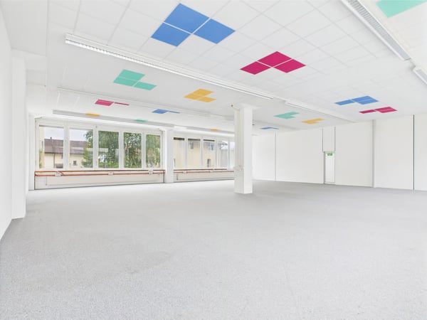Luftige und helle Bürofläche im Erdgeschoss in Murten 3