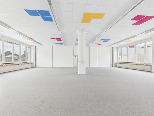Luftige und helle Bürofläche im Erdgeschoss in Murten 1