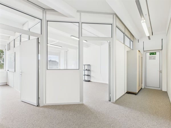 350m2 helle Gewerbefläche mit integrierten Büros 16