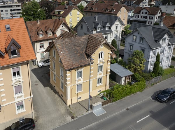 Kompaktes Mehrfamilienhaus mit 3 Wohnungen 1