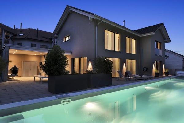Moderne 6.5-Zimmer Villa mit Aussenschwimmbad