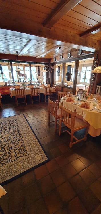 Traditionelles Restaurant mit charmantem Flair im Zentrum der Lenk 2