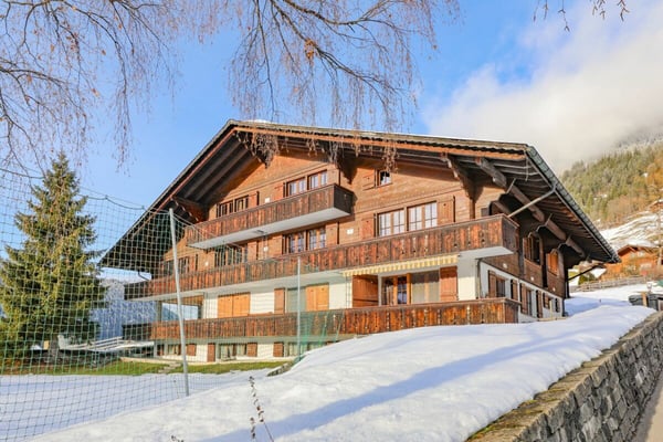 Geräumiges Jugendhaus in erhöhter Lage mit vielseitigen Nutzungsmöglichkeiten 1