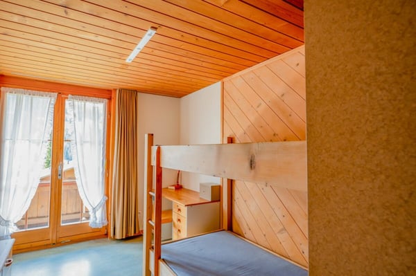 Geräumiges Jugendhaus in erhöhter Lage mit vielseitigen Nutzungsmöglichkeiten 2