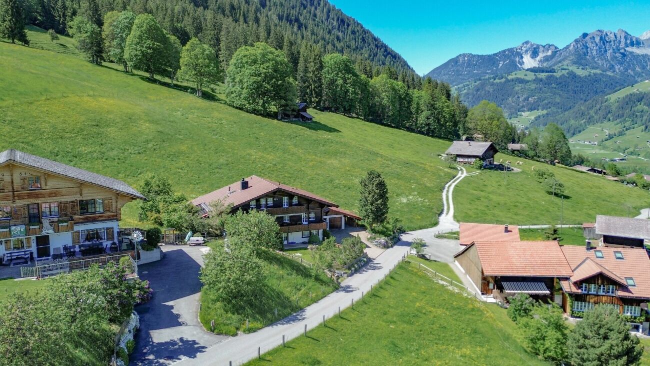 Chalet residenziale di vacanza con due appartamenti separati e terreno edificabile