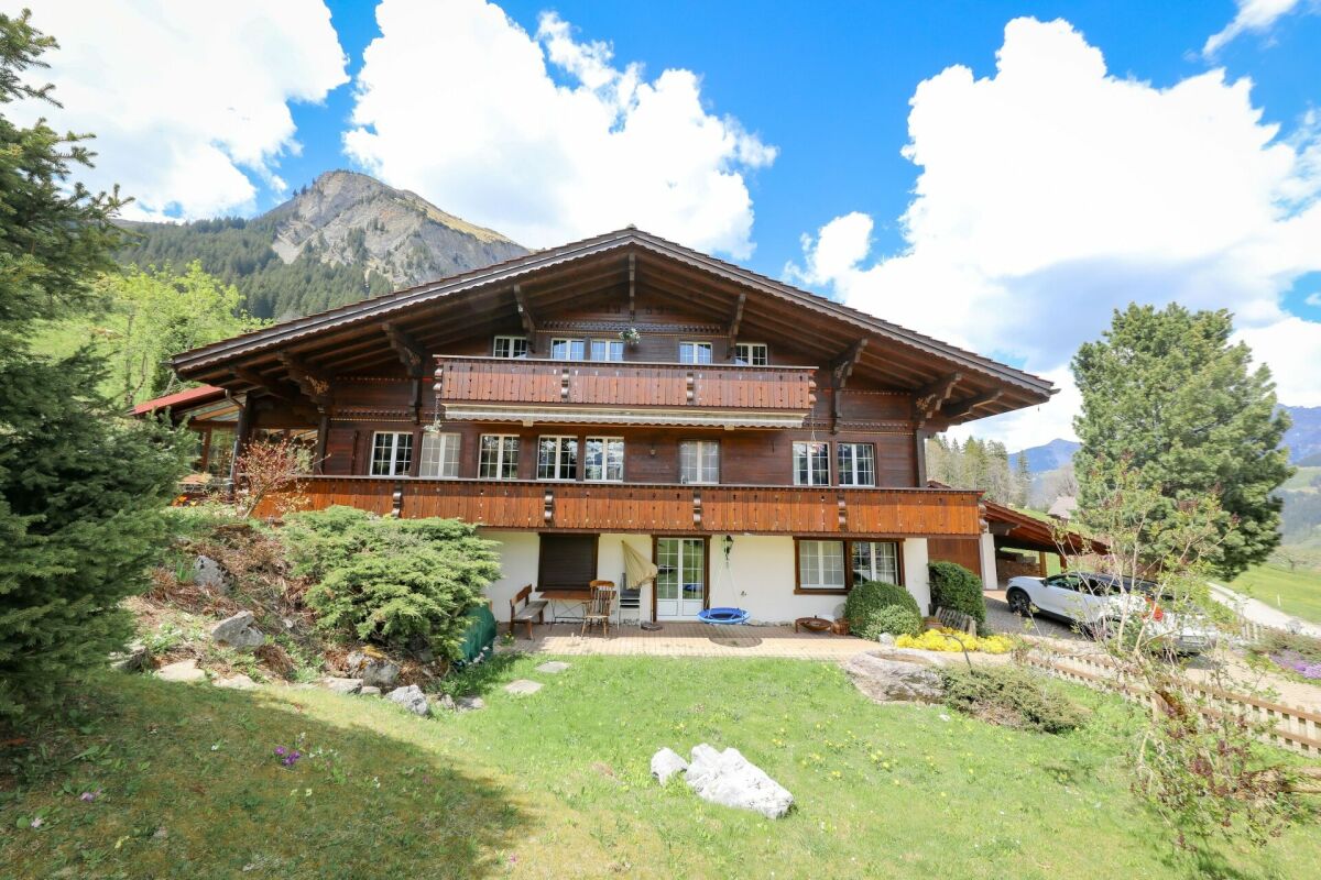 Chalet residenziale di vacanza con due appartamenti separati e terreno edificabile