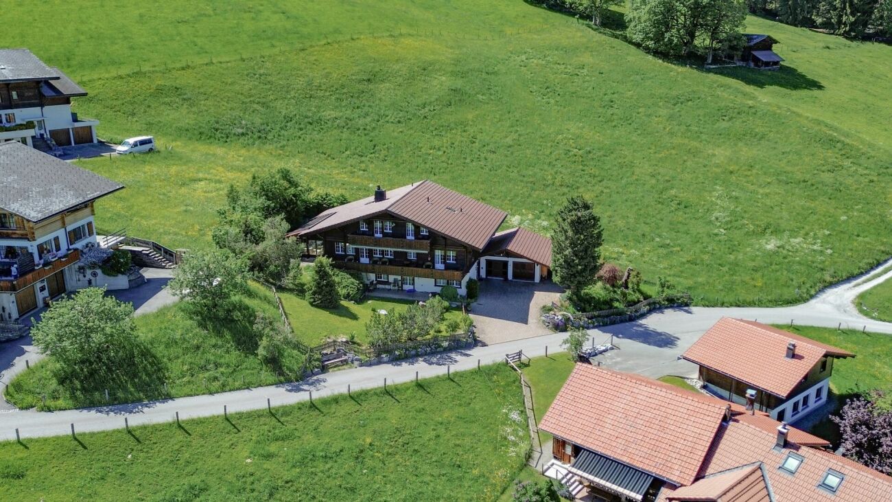 Chalet residenziale di vacanza con due appartamenti separati e terreno edificabile