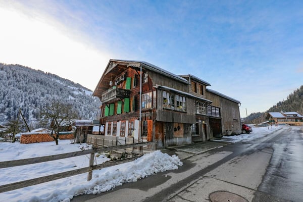 2- Familienwohnhaus mit Werkstatt und Baulandparzelle 5