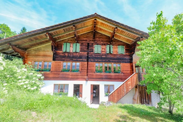 Gemütliches Chalet an sonniger Lage mit Garage und schöner Aussicht 1