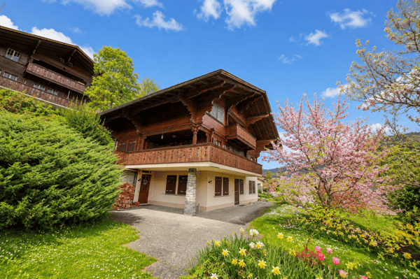 Chalet mit 3 Wohneinheiten, Schwimmbad und Garagen Höhenstrasse 14